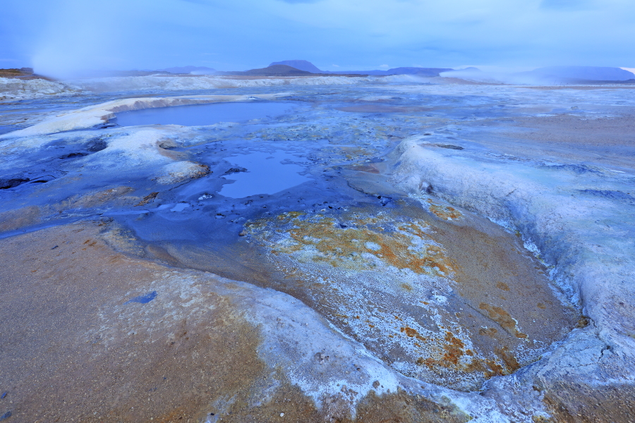 Das Geothermalgebiet rund um den Berg Namafjall im Norden Islands ist reich an Dampfquellen (Solfataren und Fumarolen), die in bunten Farben aus der Einöde der Tundrenlandschaft hervorstechen.