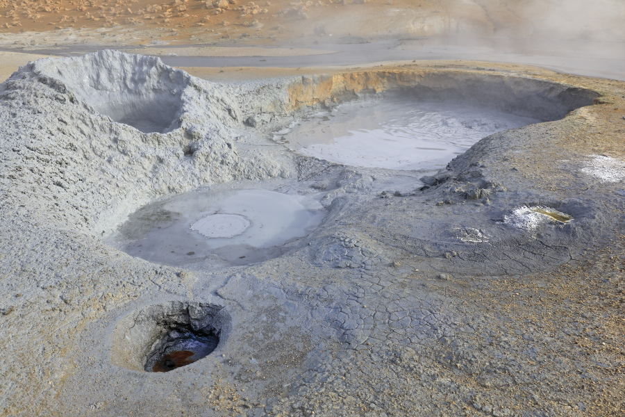 Das Geothermalgebiet rund um den Berg Namafjall im Norden Islands ist reich an Dampfquellen (Solfataren und Fumarolen), die in bunten Farben aus der Einöde der Tundrenlandschaft hervorstechen.