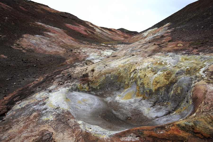 Das Geothermalgebiet rund um den Berg Namafjall im Norden Islands ist reich an Dampfquellen (Solfataren und Fumarolen), die in bunten Farben aus der Einöde der Tundrenlandschaft hervorstechen.