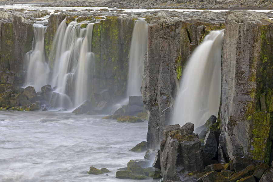 Der Selfoss im Norden Islands liegt nur wenige hundert Meter oberhalb des Dettifoss.