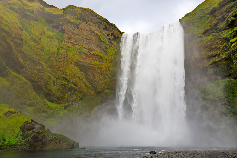 Der Skogafoss ist einer der größeren Wasserfälle islands.