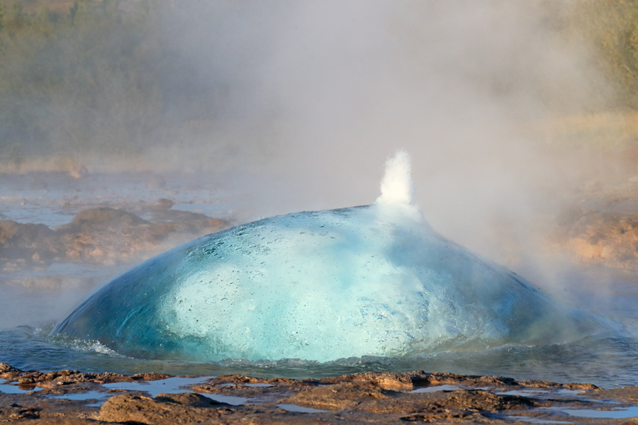 Die Springquelle Strokkur liegt nur ca. 100 m neben dem berühmten Großen Geysir im Gebiet Haukadalur. Während der Große Geysir, der für alle Springquellen der Welt namensgebendes Vorbild war, seit vielen Jahren kaum noch aktiv ist, bricht der Strokkur regelmäßig alle 5-10 Minuten aus und lässt eine gewaltige, oft bis über 30 m hohe Fontäne in die Höhe schießen. 