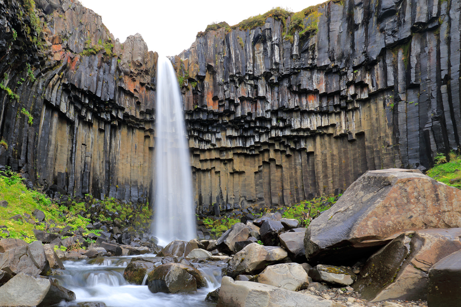 Der Svartifoss fällt über eine hohe Wand aus Basaltsäulen.