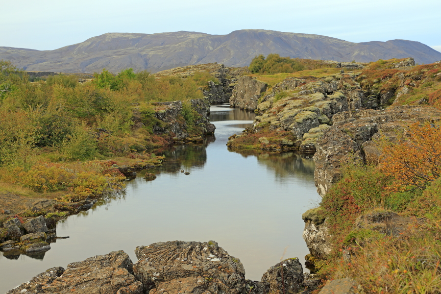 Auf Island treffen die nordamerikanische und die eurasische Kontinentalplatte zusammen. Im Gebiet Thingvellier unweit Reykjavik sind in der Grabenbruchzone mehrere Risse (Rifts) entstanden. Jährlich driften die zwei Kontinentalplatten um ca. 2cm auseinander.