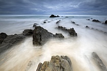 Flysch-Felsbänder am Strand von Barrika, Nordspanien