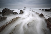 Flysch-Felsbänder am Strand von Barrika, Nordspanien