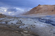 Das Geothermalgebiet rund um den Berg Namafjall im Norden Islands ist reich an Dampfquellen (Solfataren und Fumarolen), die in bunten Farben aus der Einöde der Tundrenlandschaft hervorstechen.