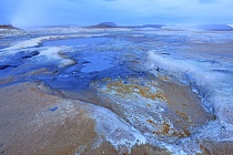 Das Geothermalgebiet rund um den Berg Namafjall im Norden Islands ist reich an Dampfquellen (Solfataren und Fumarolen), die in bunten Farben aus der Einöde der Tundrenlandschaft hervorstechen.