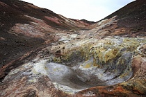 Das Geothermalgebiet rund um den Berg Namafjall im Norden Islands ist reich an Dampfquellen (Solfataren und Fumarolen), die in bunten Farben aus der Einöde der Tundrenlandschaft hervorstechen.