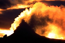 Dampfquelle im morgendlichen Gegenlicht, Geothermalgebiet Namafjall-Hverir